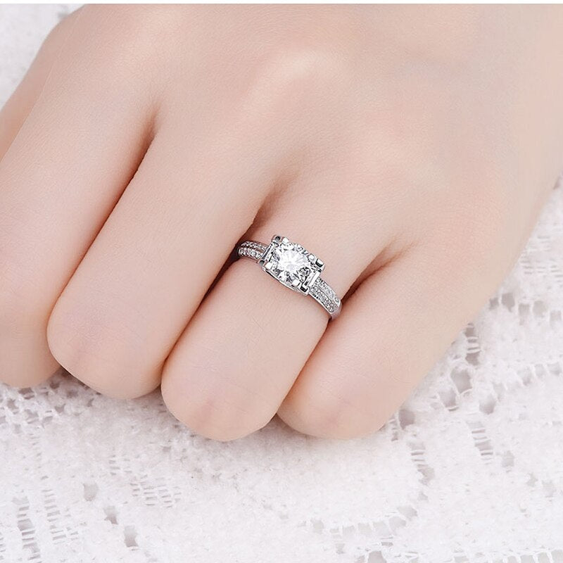 Dazzling Delights 1.0Ct 6.5mm Round Brilliant Cut Adjustable Moissanite Ring